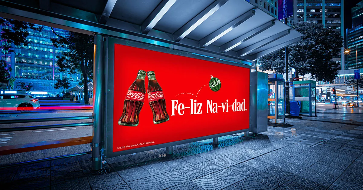 Outdoor com garrafas e mensagem de Natal da Coca-Cola.