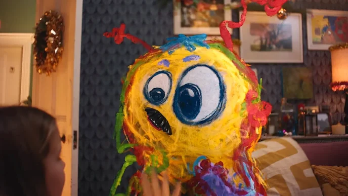 Monstro de lã colorido com olhos grandes.