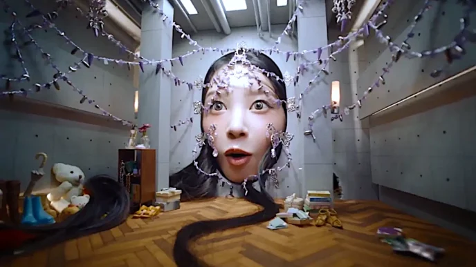 Rosto surreal em sala com decoração incomum.