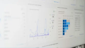Gráfico de dados em tela digital.