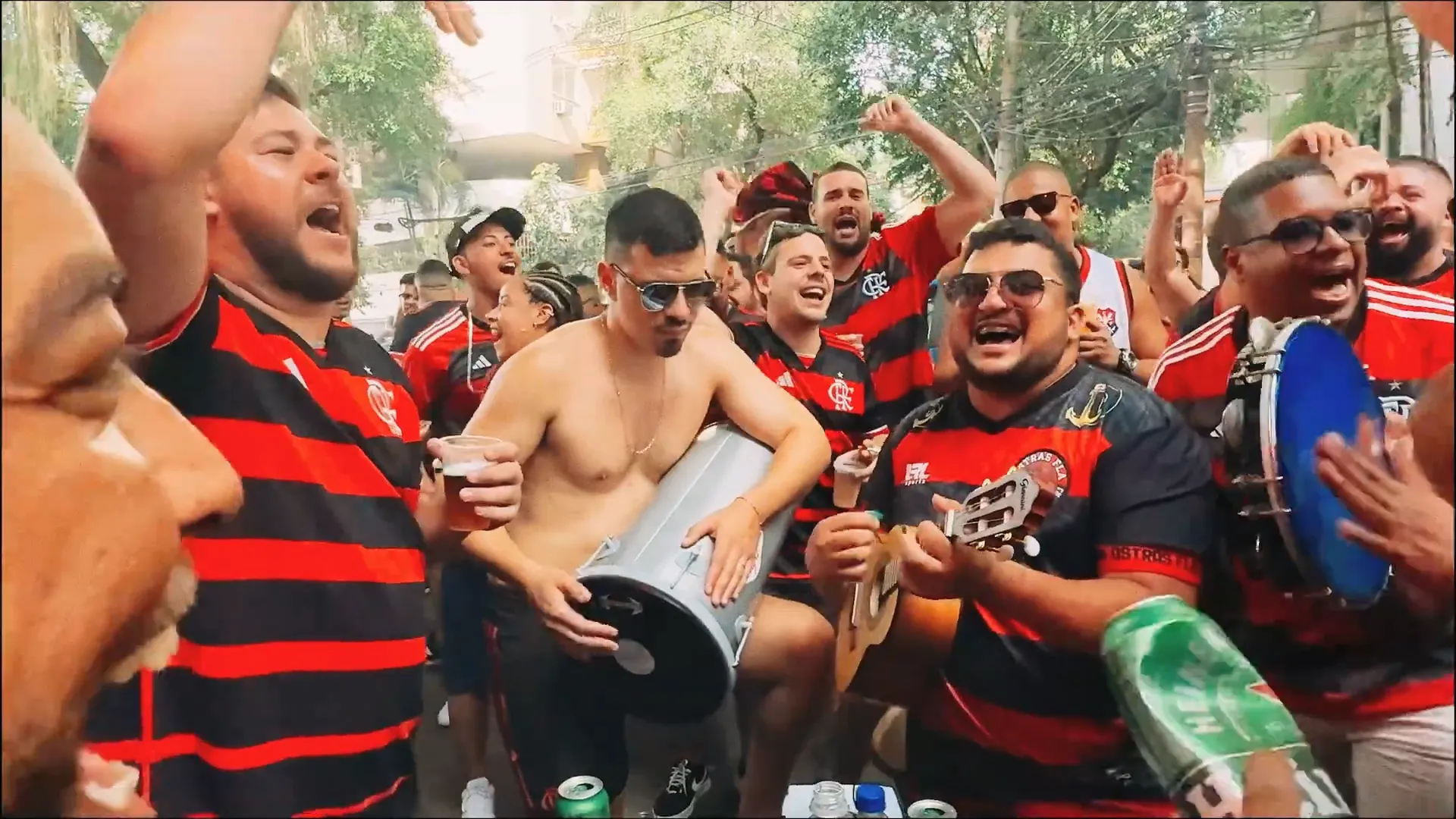 Torcedores celebram com música e festa animada.
