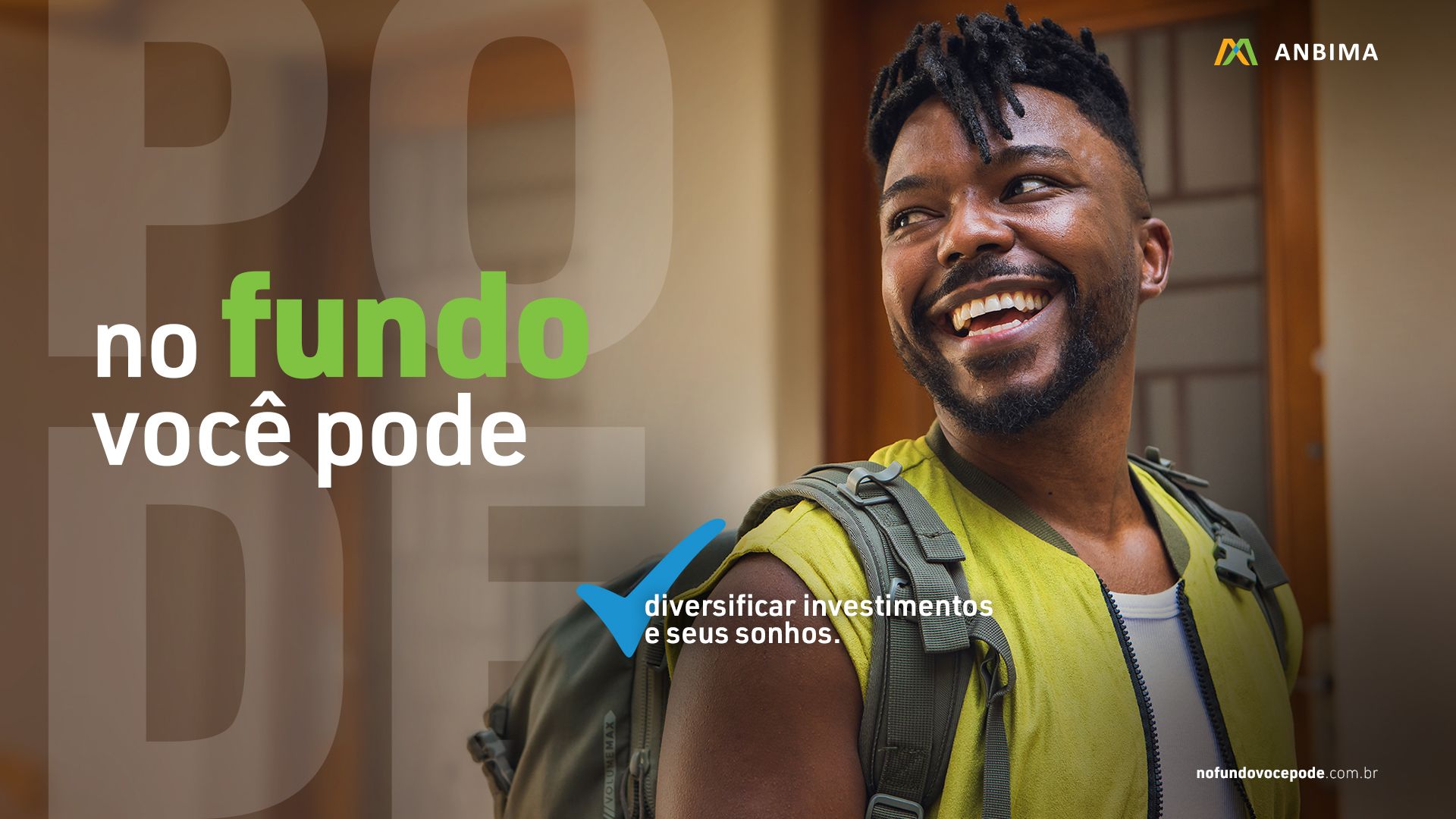 Homem sorrindo com mochila, texto inspirador sobre investimentos.
