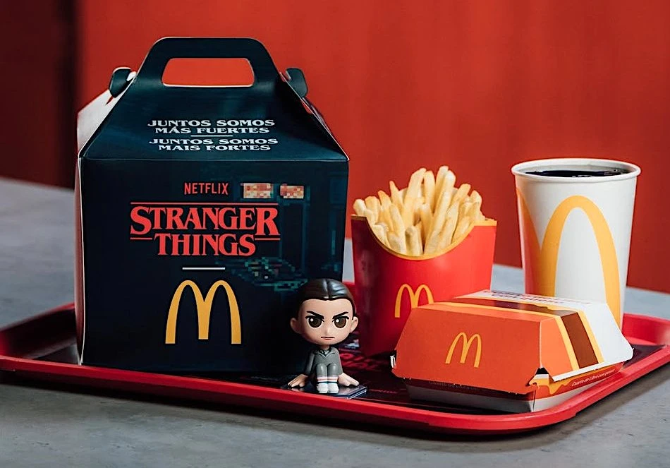 Caixa do McDonald's com tema Stranger Things.
