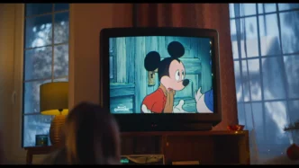 Personagem animado na TV em sala aconchegante.