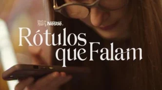 Mulher usando celular, projeto Rótulos que Falam.