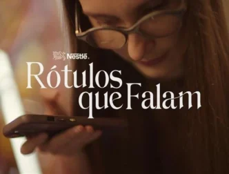 Mulher usando celular, projeto Rótulos que Falam.
