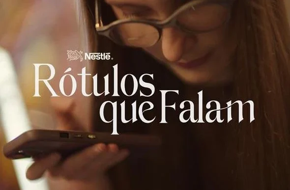 Mulher usando celular, projeto Rótulos que Falam.