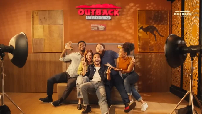 Amigos sorrindo no Outback Steakhouse.