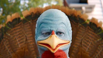 Pessoa usando máscara de peru azul vibrante.