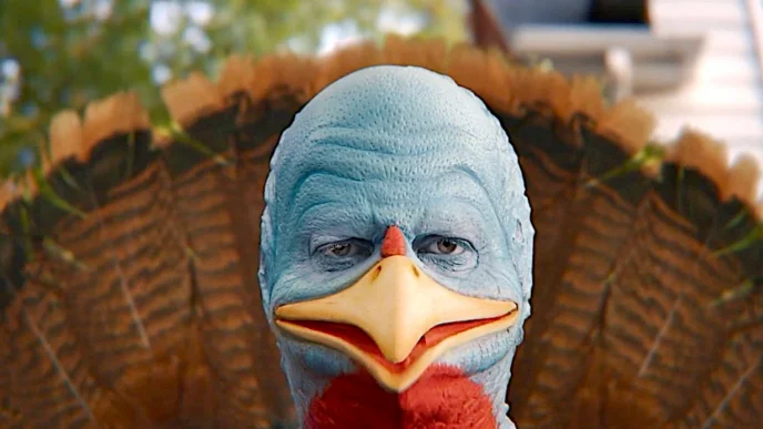 Pessoa usando máscara de peru azul vibrante.