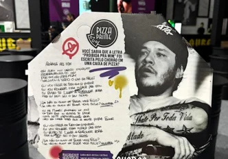 Caixa de pizza com letra escrita por Chorão.