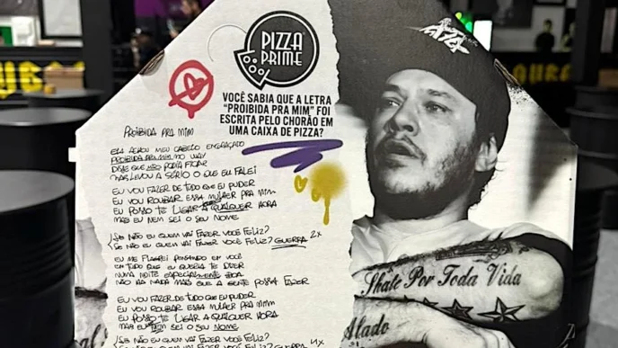 Caixa de pizza com letra escrita por Chorão.