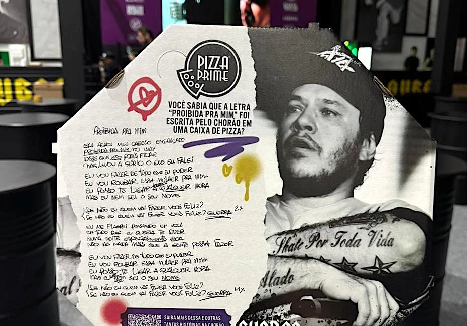 Caixa de pizza com letra escrita por Chorão.