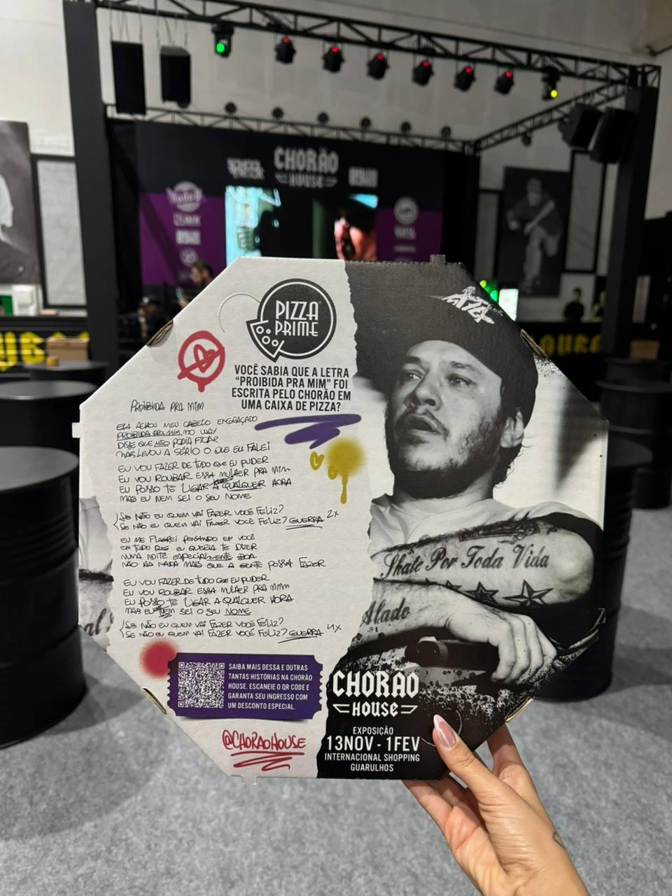 Caixa de pizza com letra da música do Chorão.