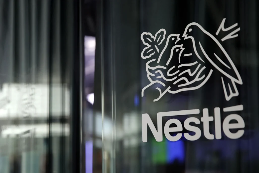 Logo da Nestlé em porta de vidro.