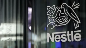Logo da Nestlé em porta de vidro.