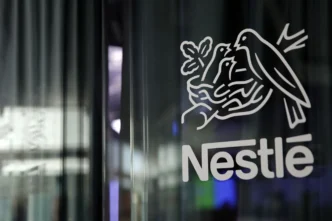Logo da Nestlé em porta de vidro.