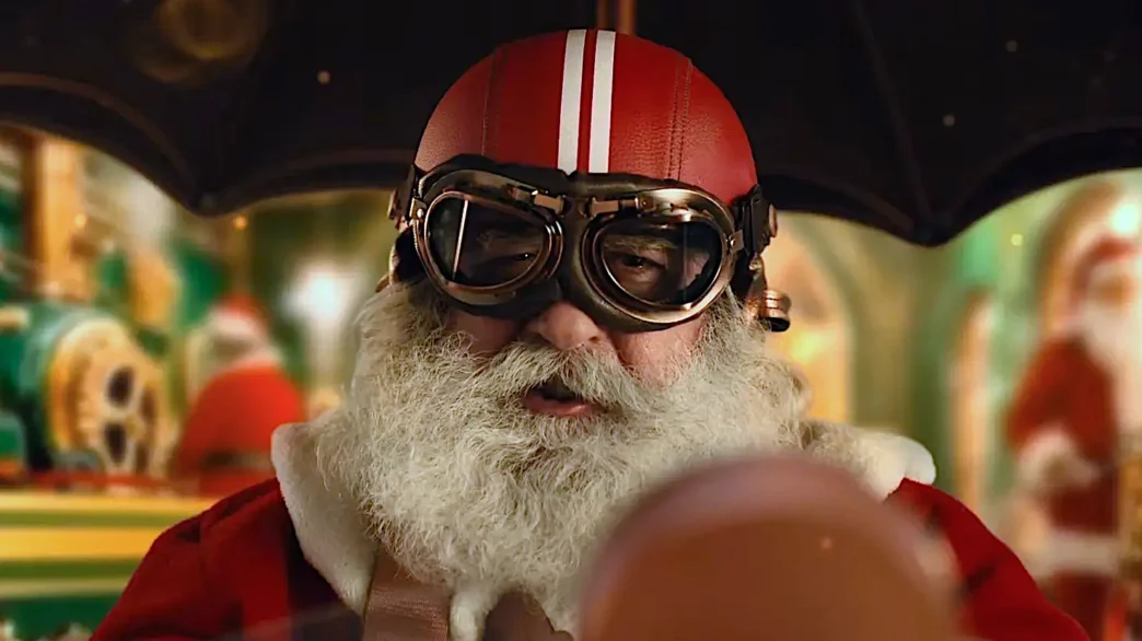 Papai Noel com capacete e óculos de aviador.