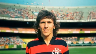 Pessoas pensando, lâmpadas e interrogação.