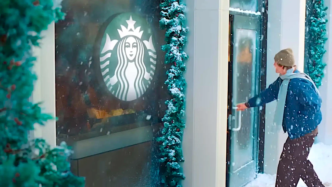 Pessoa entrando em café durante nevasca