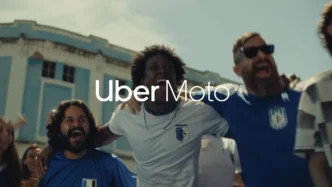 Homens felizes sorrindo com camisa da Uber Moto.