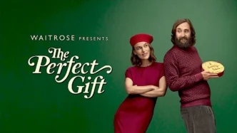 Casal com presentes e mensagem amorosa.