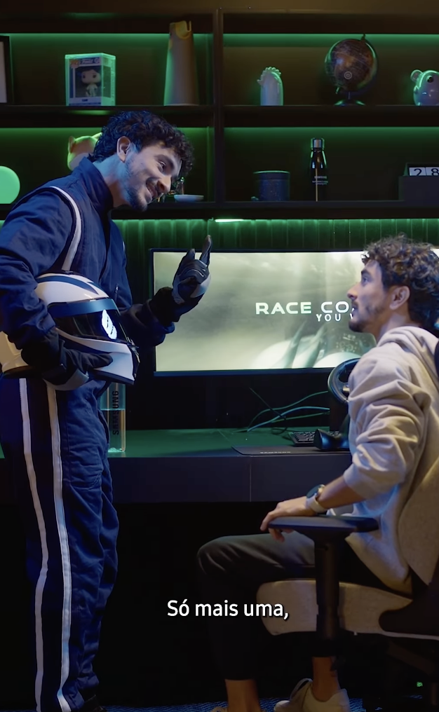 Piloto conversa animadamente com amigo em escritório.