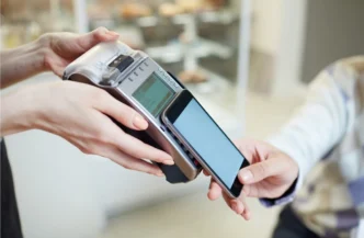 Pagamento por aproximação com smartphone e máquina.