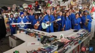 Banda se apresentando no escritório da NPR Music.