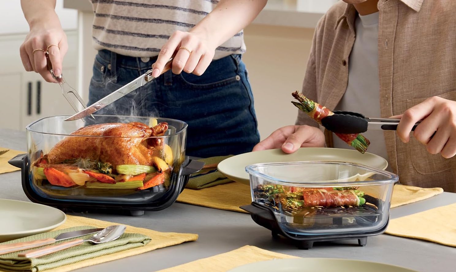 Ninja Crispi.. Pessoa cortando peru assado com legumes na mesa.