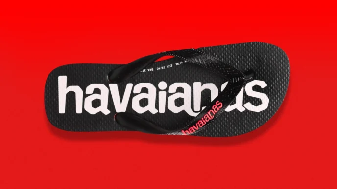 Chinelo Havaianas preto com logo branco.