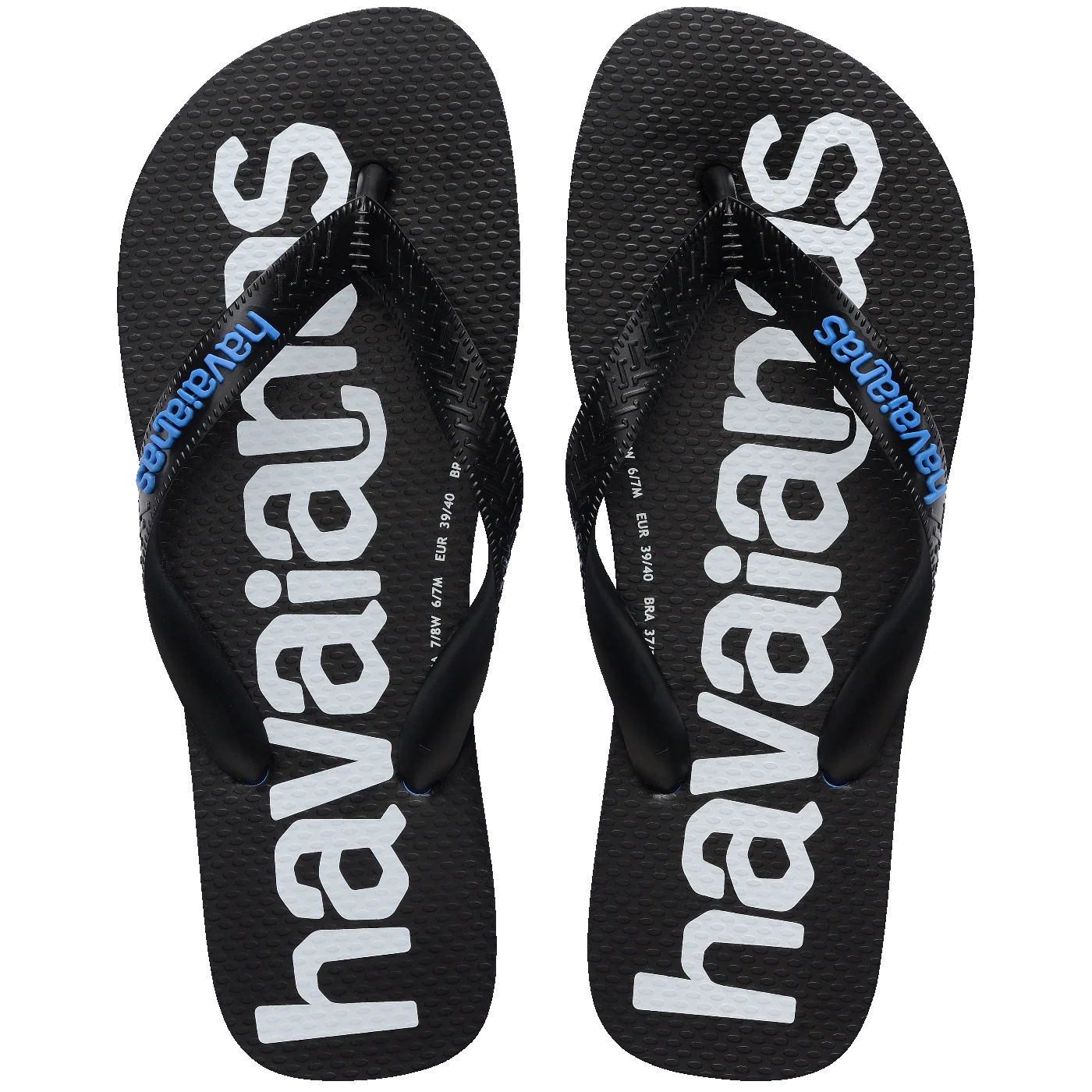 Chinelos Havaianas pretos com logo branco e azul.