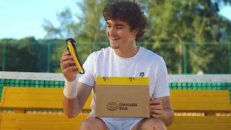 Jogador de tênis com pacote Mercado Livre.