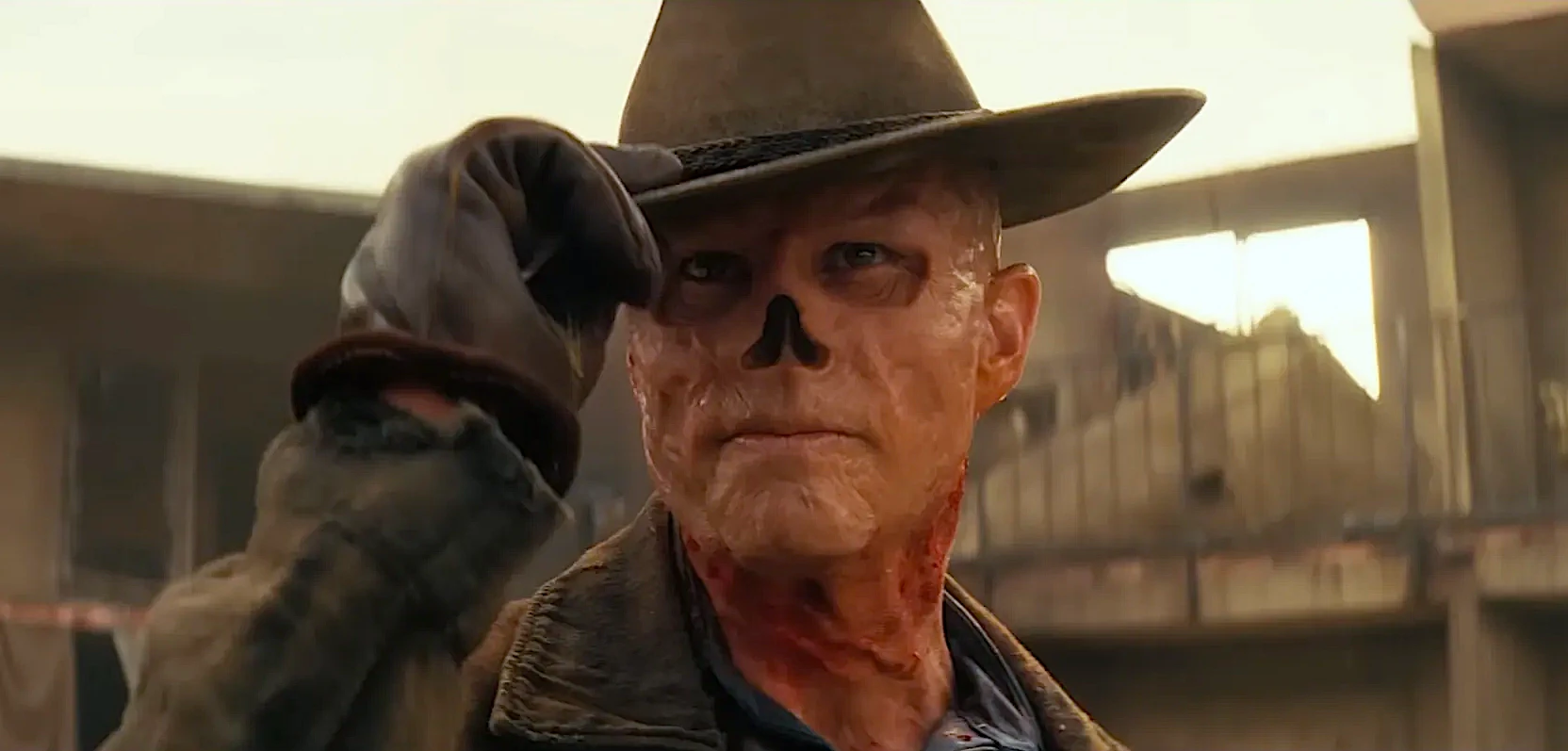 Cowboy com rosto deformado em cenário urbano.