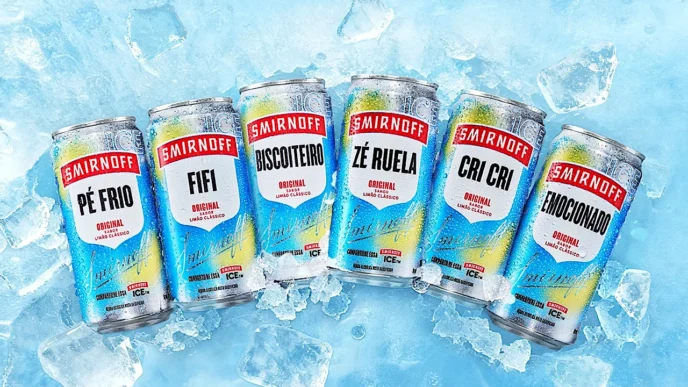 Latas Smirnoff Ice com rótulos personalizados sobre gelo.