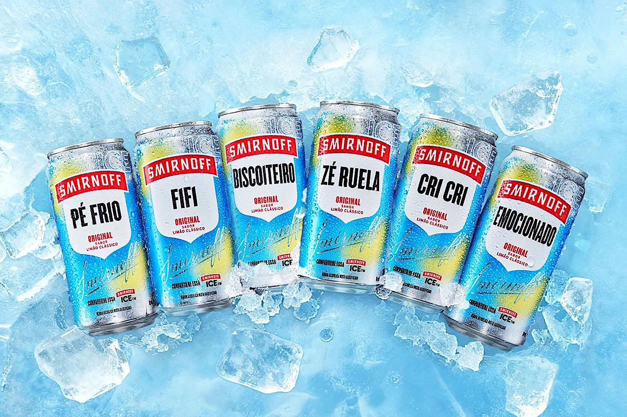 Latas Smirnoff Ice com rótulos personalizados sobre gelo.