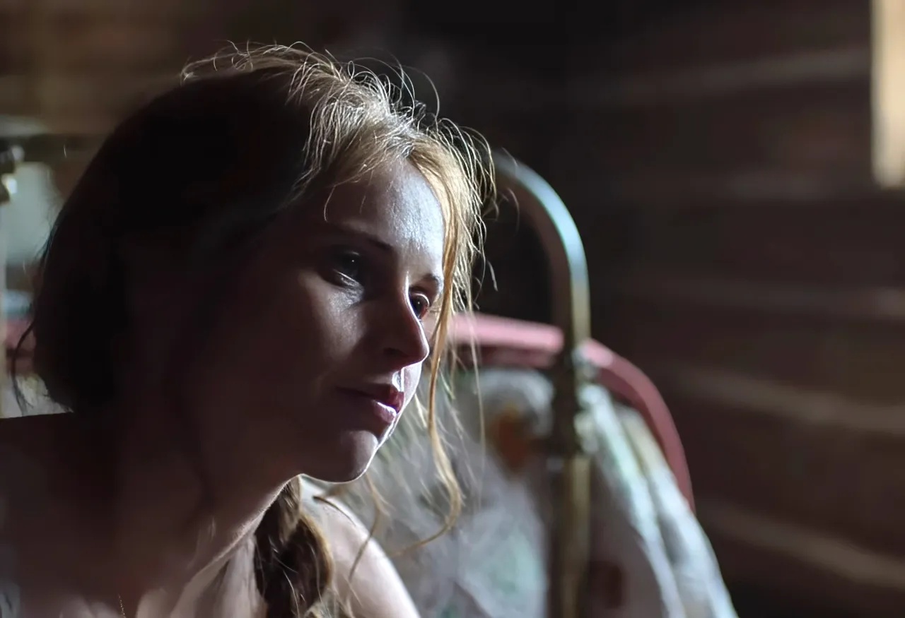 Mulher pensativa olhando para fora.