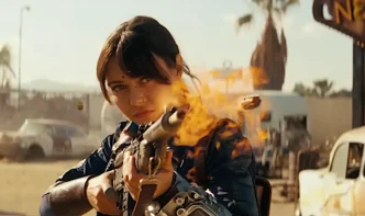 Mulher atirando com espingarda enquanto chamas surgem.