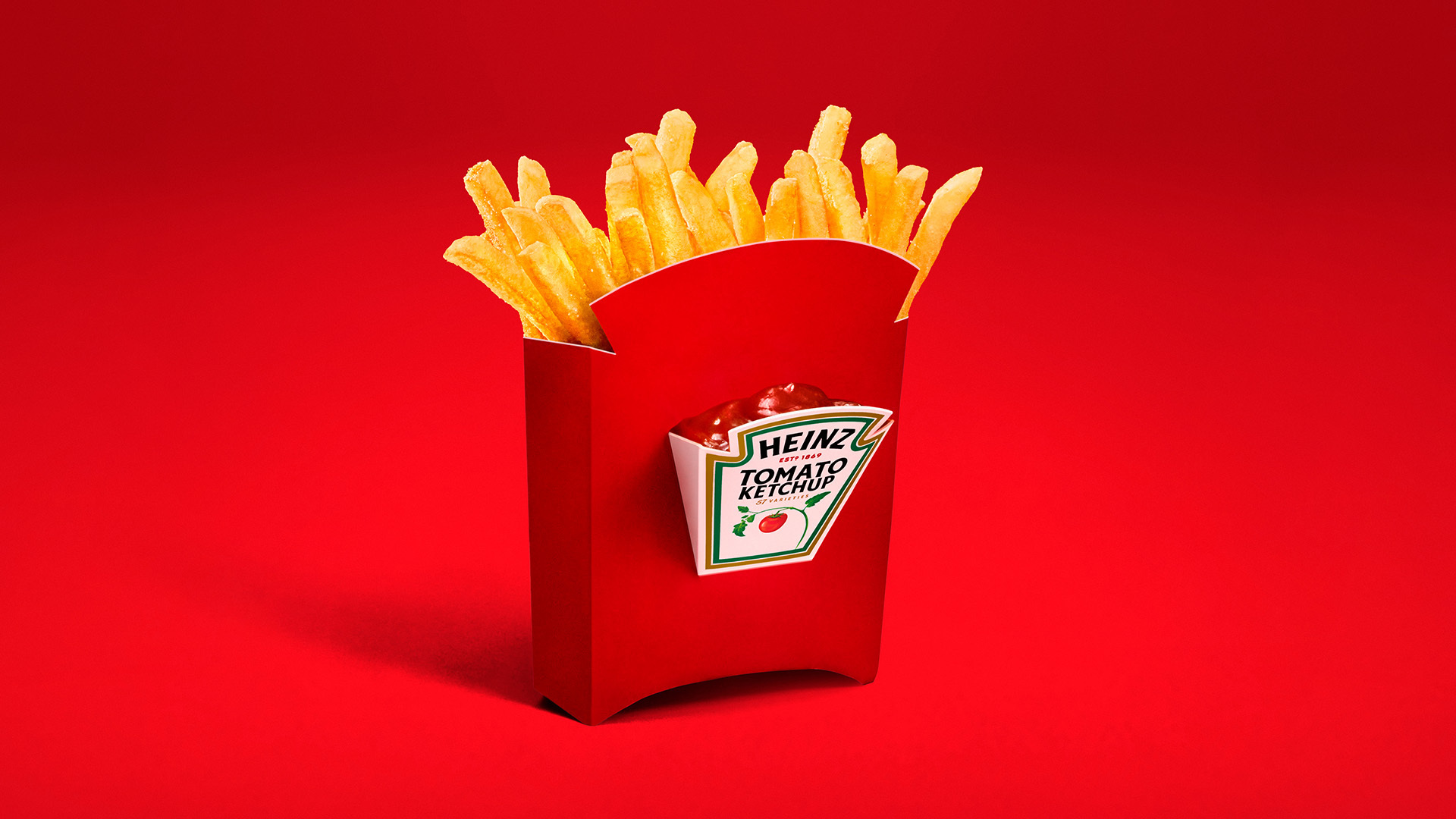 Batata frita com ketchup em fundo vermelho.