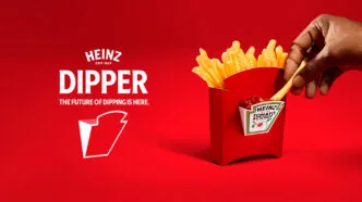 Batata frita sendo mergulhada em ketchup Heinz.