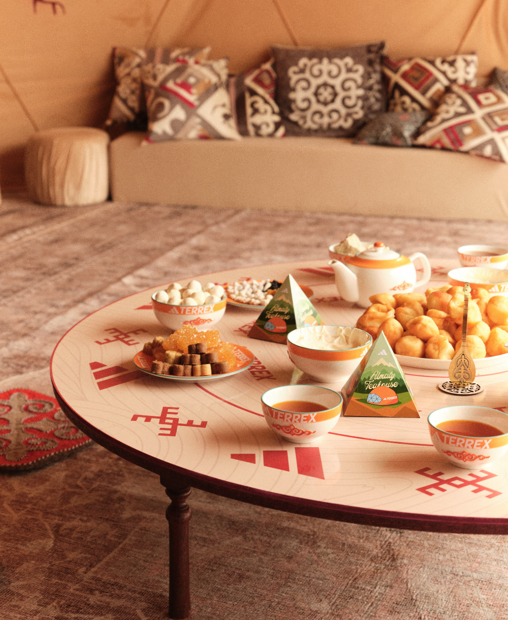 Mesa com diversos alimentos e xícaras de chá.