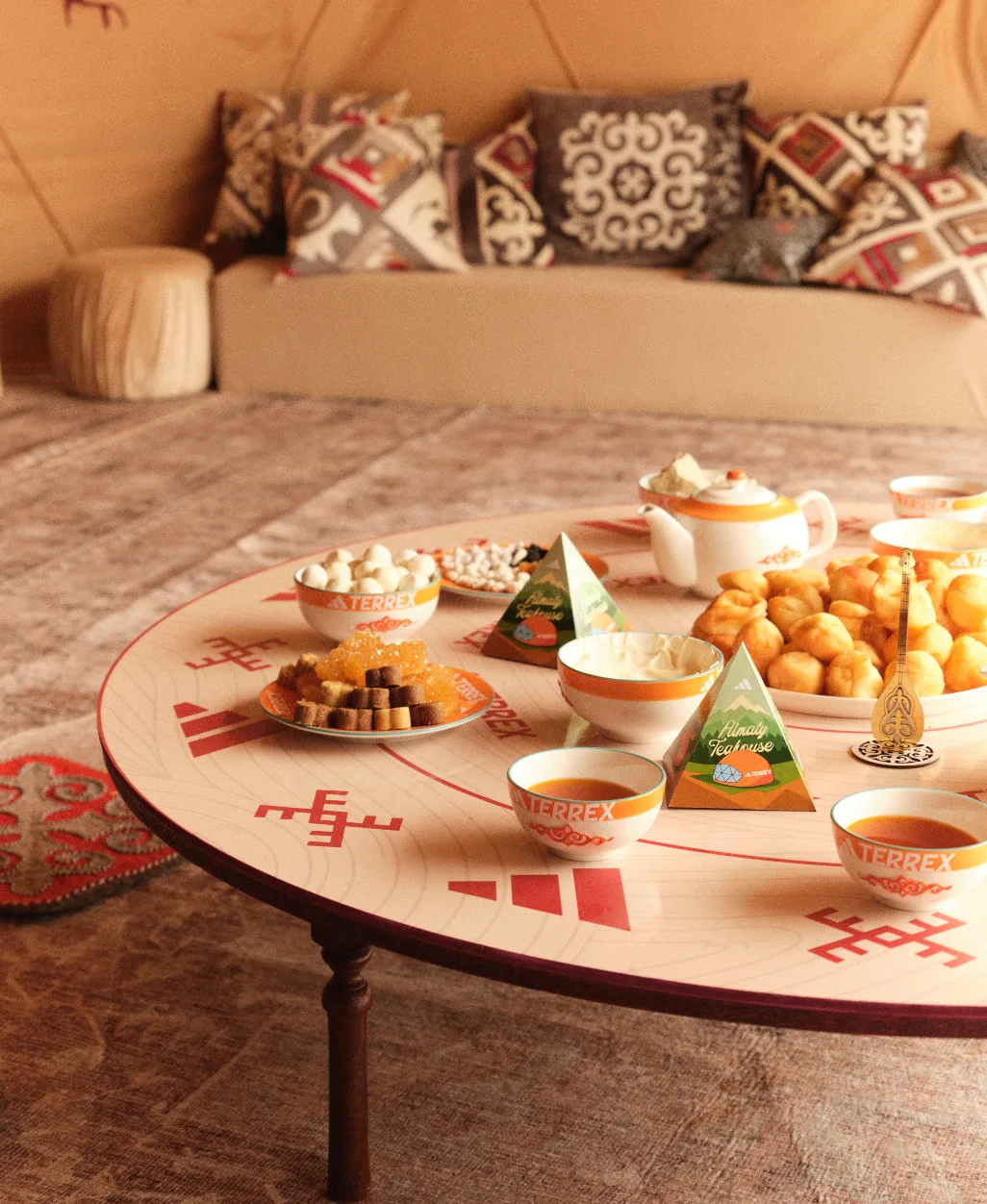 Mesa com diversos alimentos e xícaras de chá.