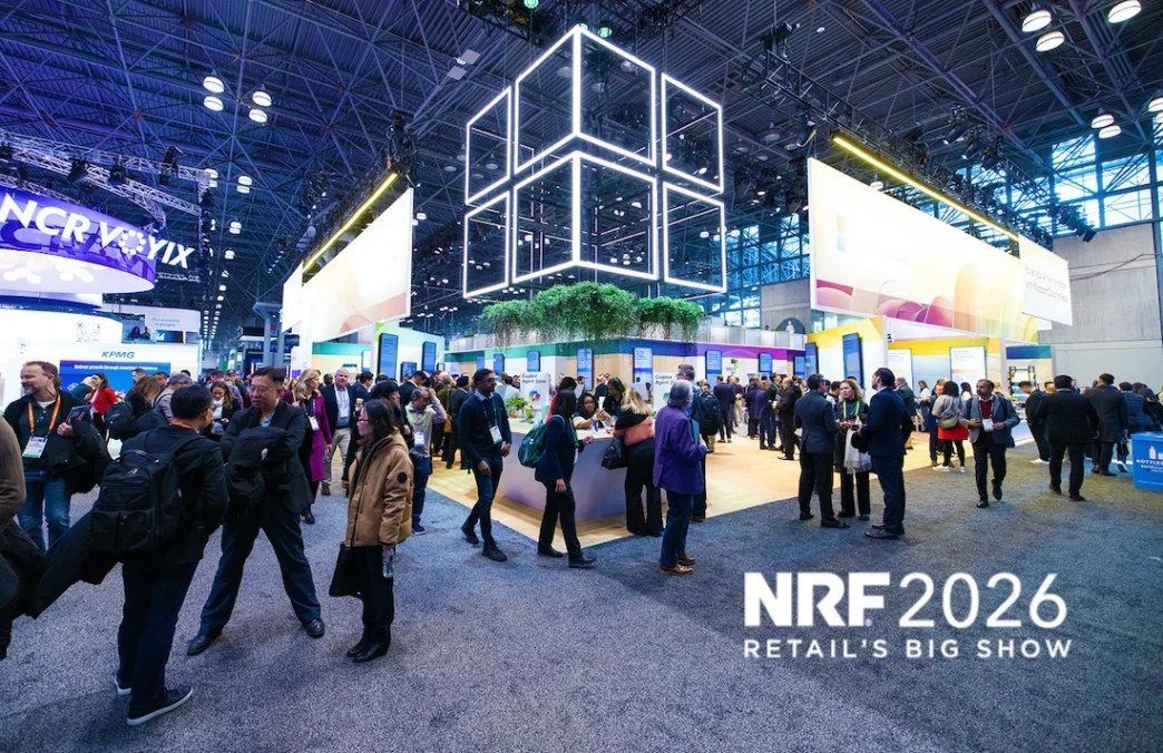 Evento NRF 2026 com feira e participantes.