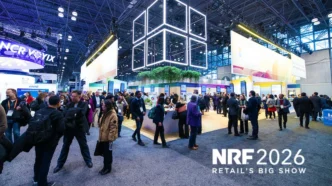 Evento NRF 2026 com feira e participantes.