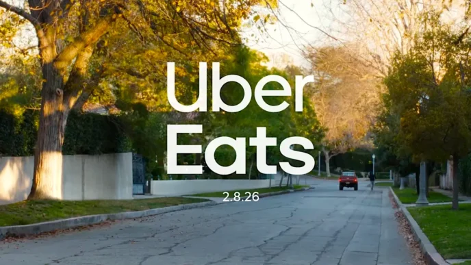 Uber Eats anúncio em rua arborizada.