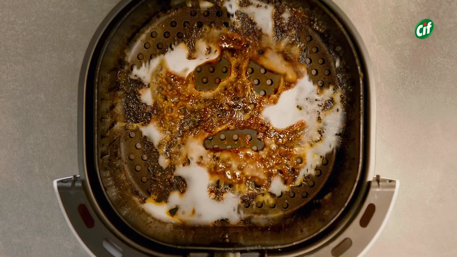 Resíduos de gordura em fritadeira elétrica suja.