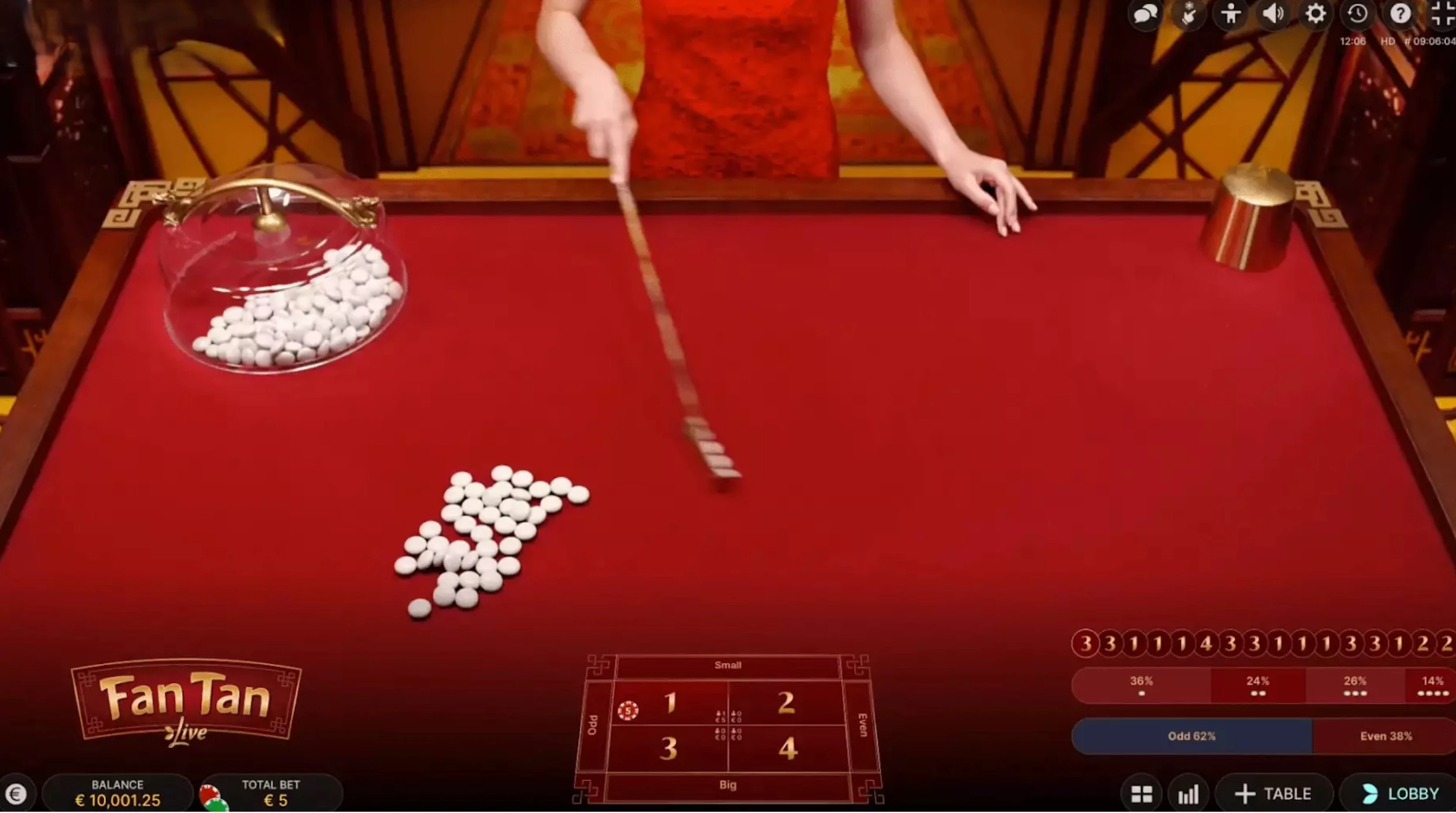 Jogo de Fan Tan em mesa vermelha.