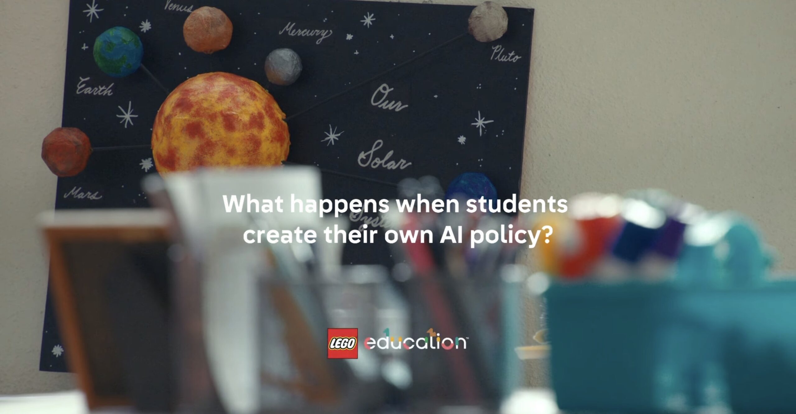 Cartaz do sistema solar e pergunta sobre IA.