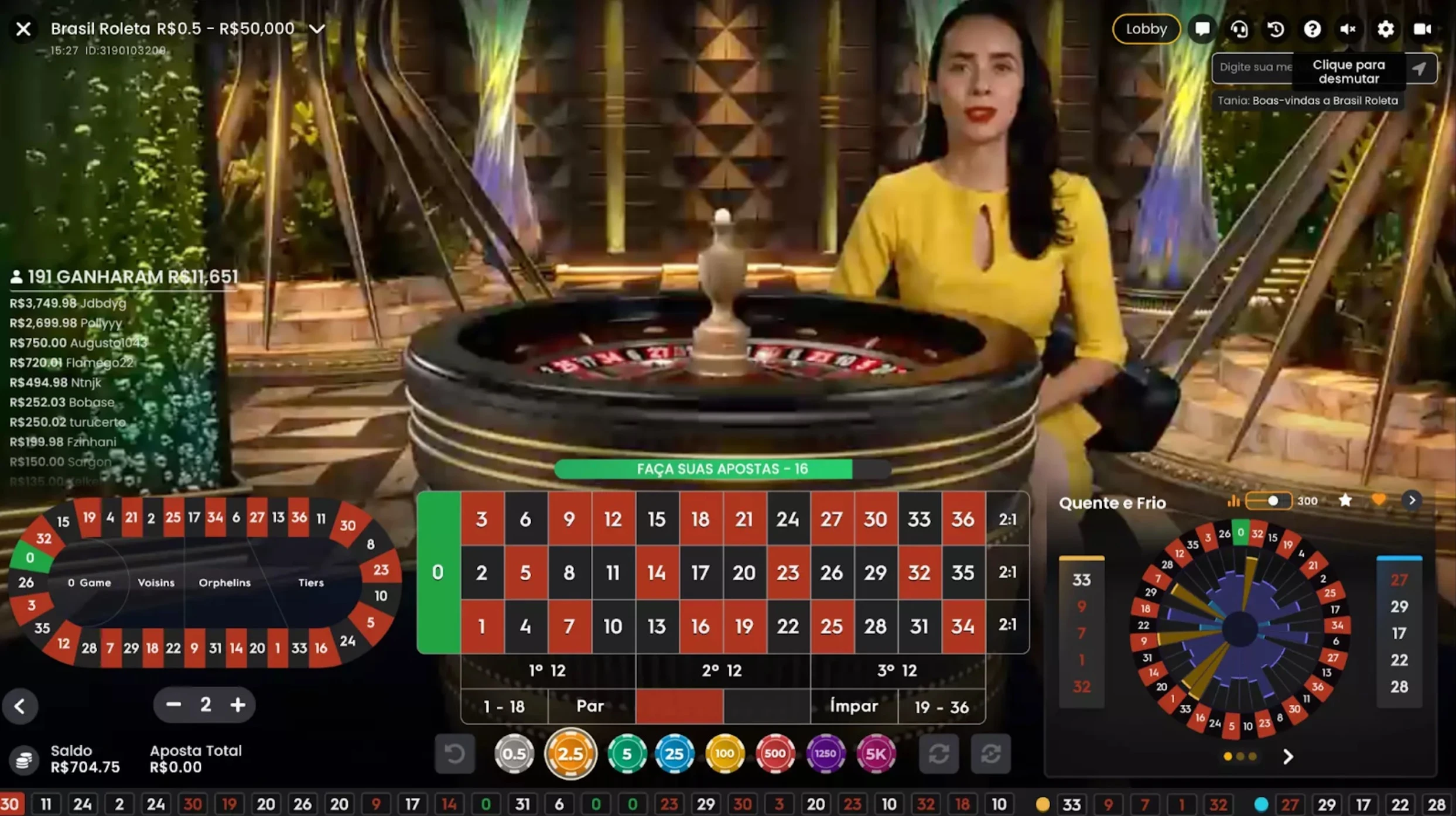 Mesa de roleta com crupiê ao lado.