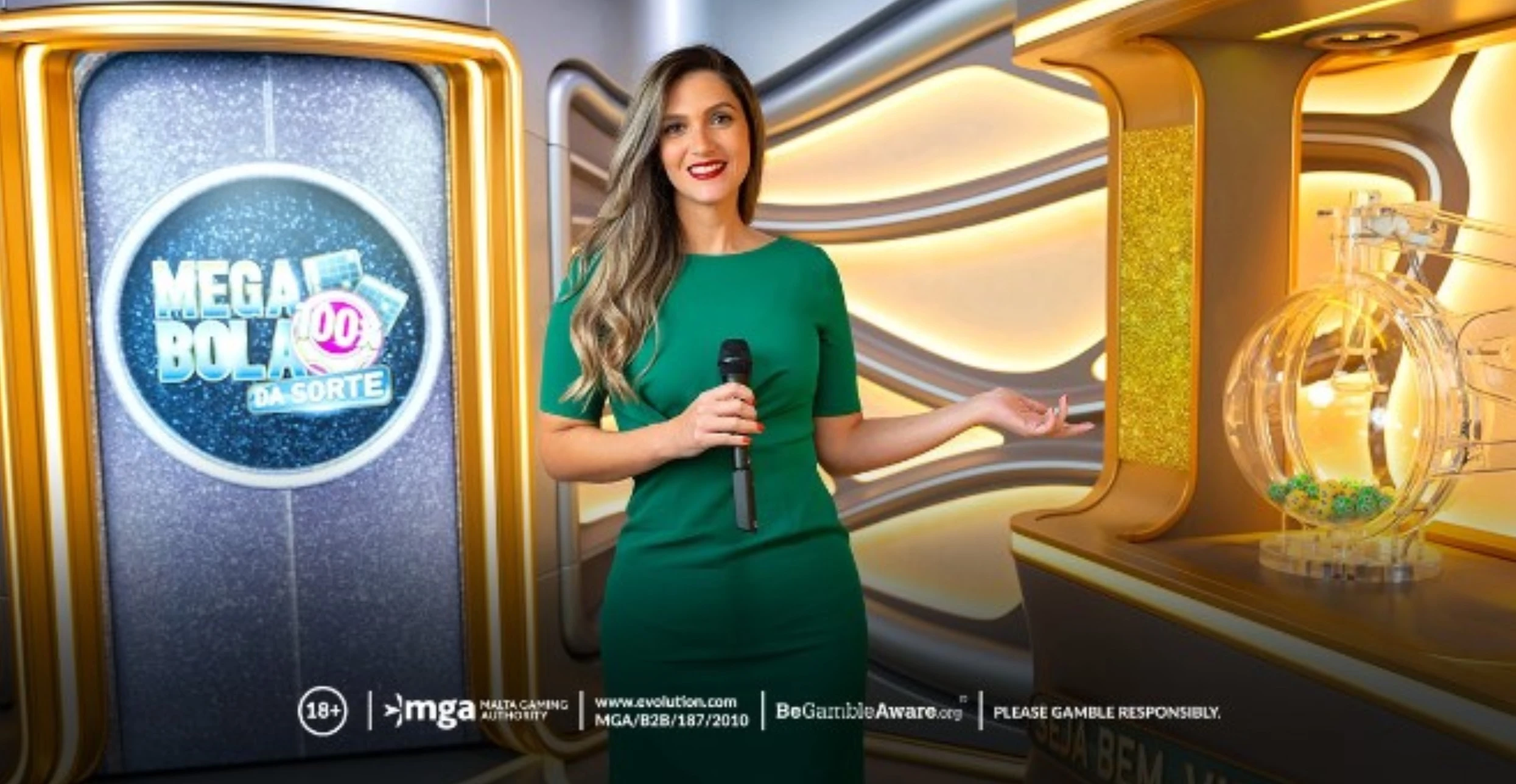 Apresentadora com microfone no estúdio de sorteio.